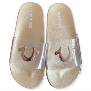 ❤️ GUC - True Religion Elle Slides Clear Gold Tone Logo Platform Footbed